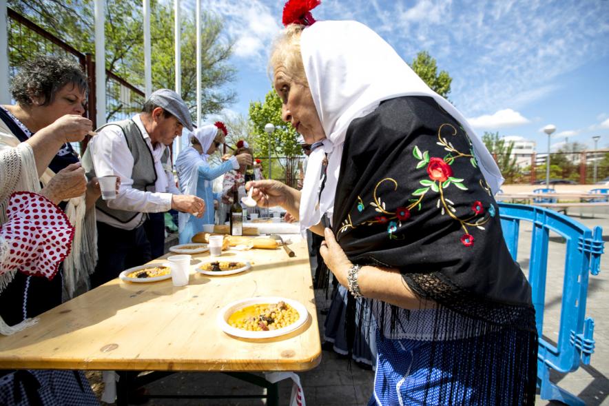 Día de la Comunidad de Madrid 2019 - Primer plano de una chulapa del público.