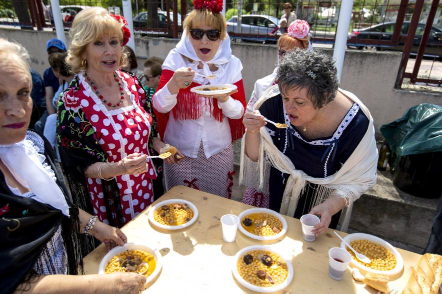 Día de la Comunidad de Madrid 2019 -  Imagen de las chulapas participantes degustando el cocido.