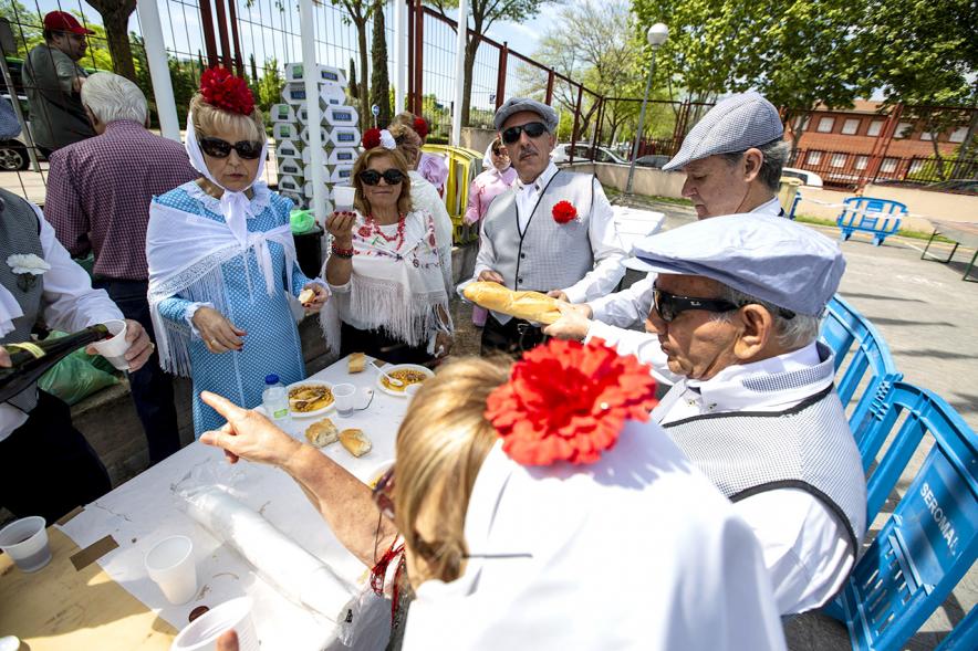 Día de la Comunidad de Madrid 2019 - Primer plano de las chulapas y los chulapos degustando el cocido. 
