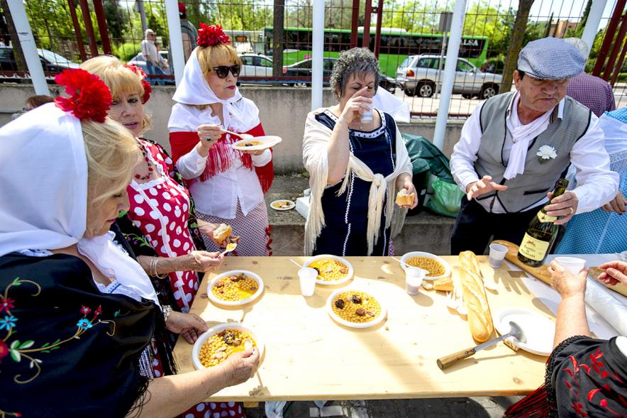Día de la Comunidad de Madrid 2019 - Primer plano de las chulapas y los chulapos degustando el cocido. 