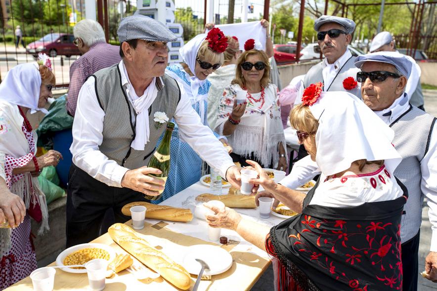 Día de la Comunidad de Madrid 2019 - Imagen de los Pichi repartiendo el cocido madrileño.