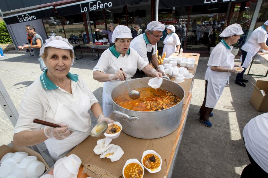Día de la Comunidad de Madrid 2019 - Primer plano de las cocineras repartiendo los platos de cocido.