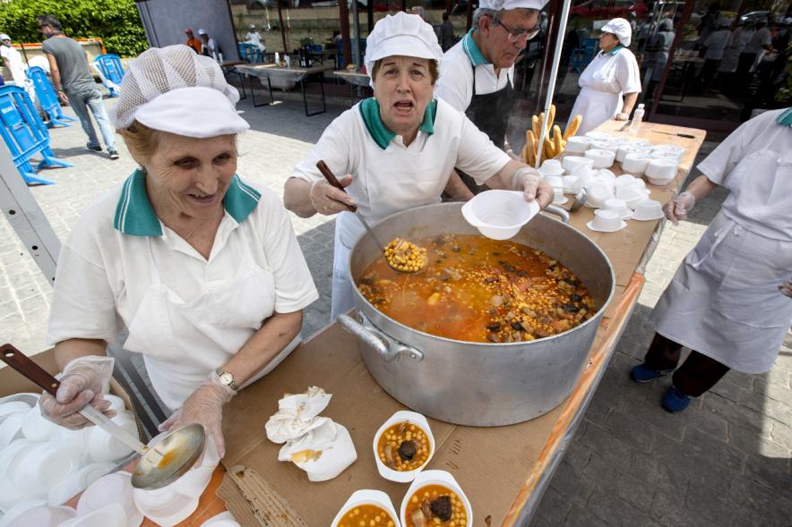 Día de la Comunidad de Madrid 2019 - Primer plano de las cocineras repartiendo los platos de cocido.