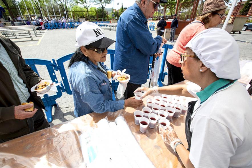 Día de la Comunidad de Madrid 2019 - Primer plano de las cocineras repartiendo los vasos de vino.