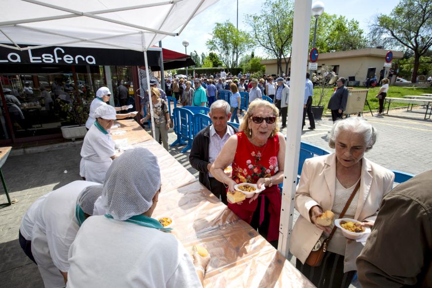 Día de la Comunidad de Madrid 2019 - Primer plano de las cocineras repartiendo los platos de cocido.