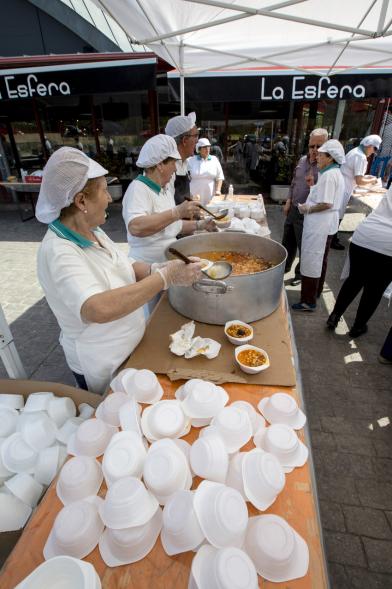 Día de la Comunidad de Madrid 2019 - Imagen de las cocineras repartiendo el cocido madrileño.