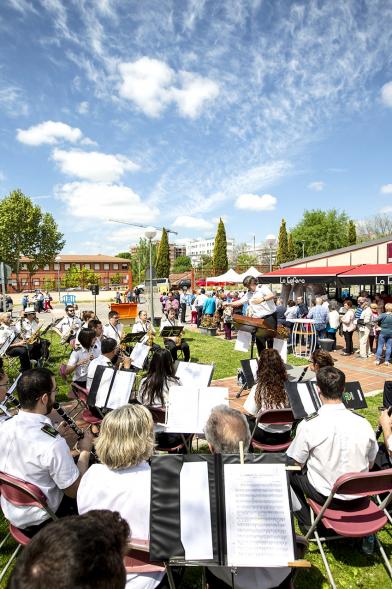 Día de la Comunidad de Madrid 2019 - Panorámica de la celebración con la banda municipal tocando.