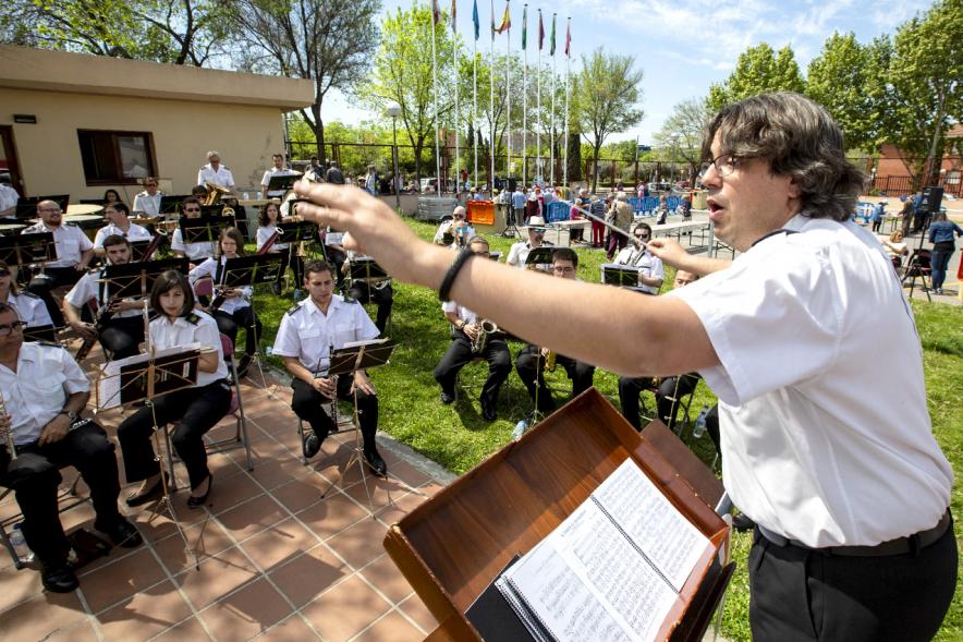 Día de la Comunidad de Madrid 2019 - Primer plano del director de la banda de música dirigiendo.