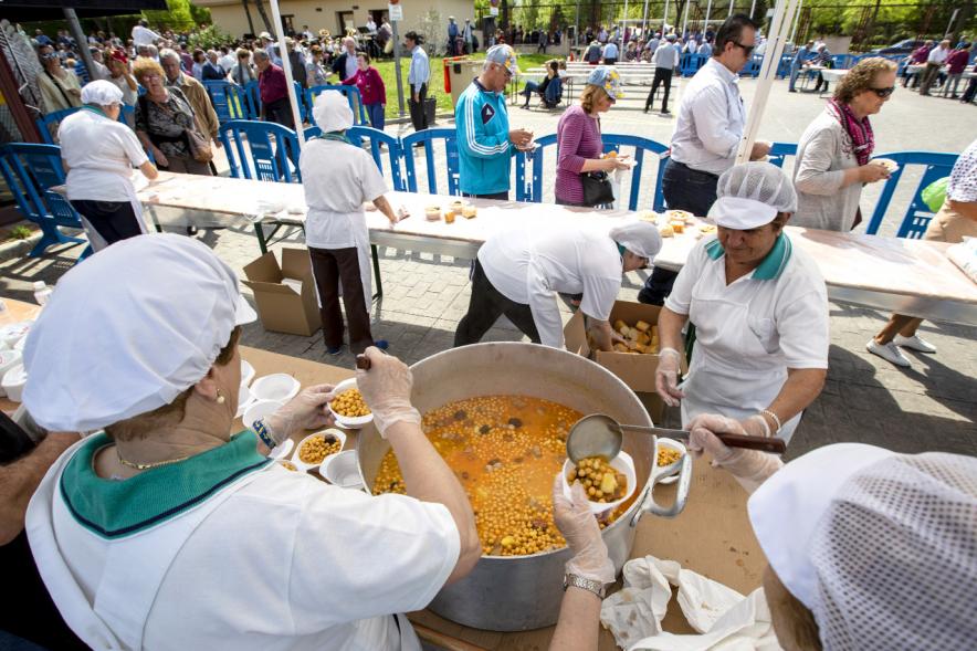 Día de la Comunidad de Madrid 2019 -Imagen de las cocineras repartiendo el cocido madrileño.
