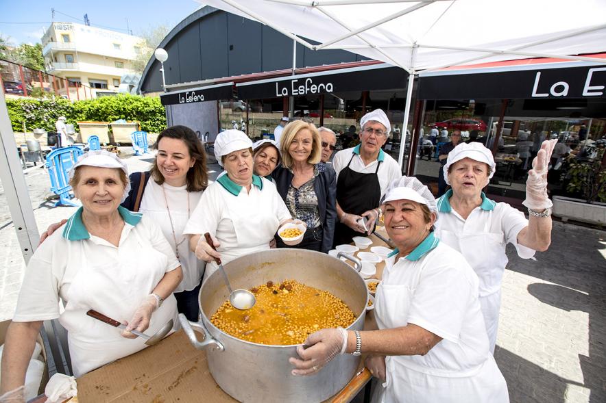 Día de la Comunidad de Madrid 2019 - Posado de los cocineros junto a la concejal Yolanda Palacios y el cocido madrileño.