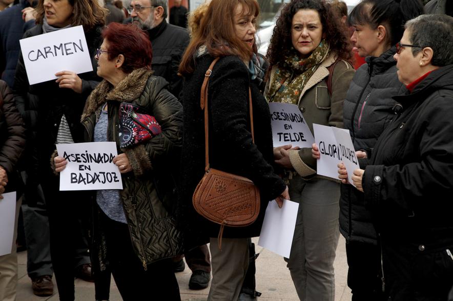 oncentración contra el Terrorismo Machista - Manifestantes con mensajes.