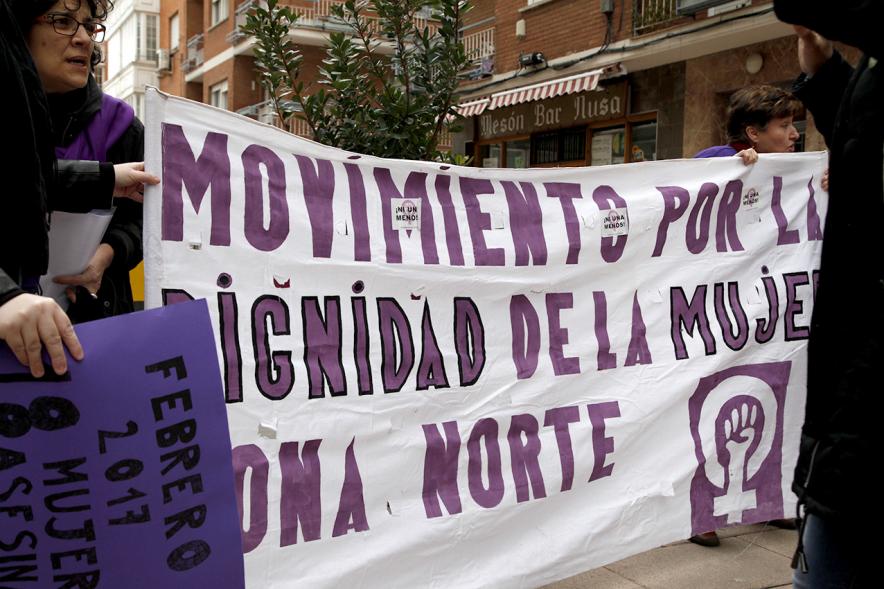 oncentración contra el Terrorismo Machista - Manifestantes con mensajes.