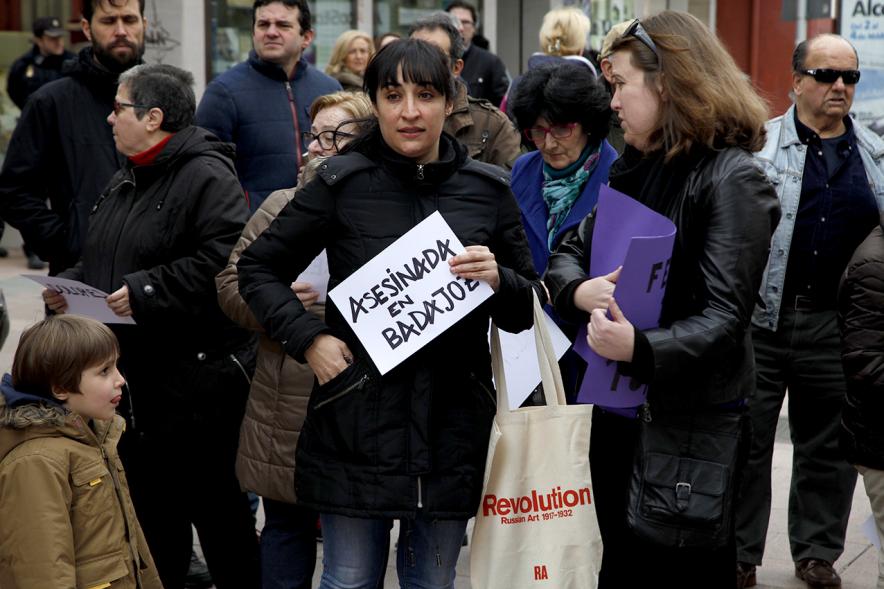 oncentración contra el Terrorismo Machista - Manifestantes con mensajes.