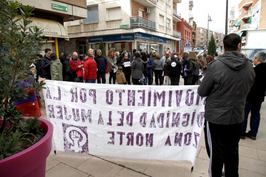 oncentración contra el Terrorismo Machista - Manifestantes con mensajes.