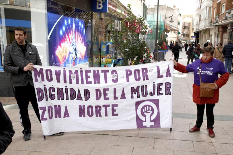 oncentración contra el Terrorismo Machista - Manifestantes con mensajes.