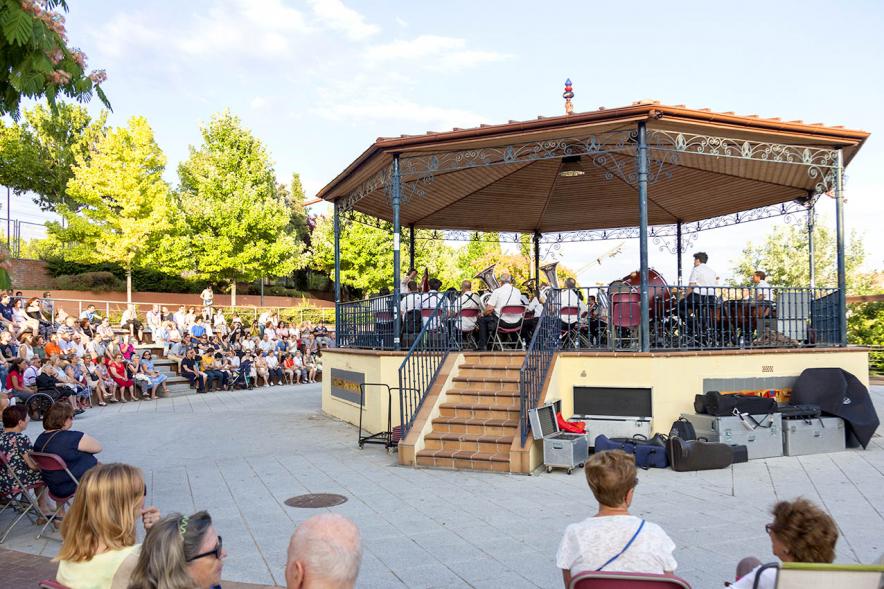 Concierto de Verano de la Banda de Música - Imagen del público asistente y el templete donde esta situada la banda de música.