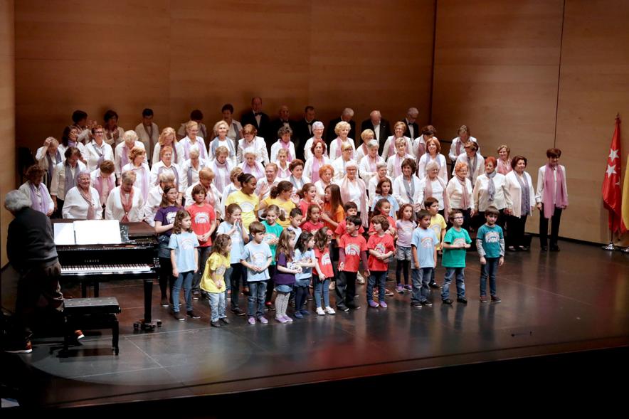 Concierto Intergeneracional en el Centro de Arte - Escenario con los mayores y los niños.