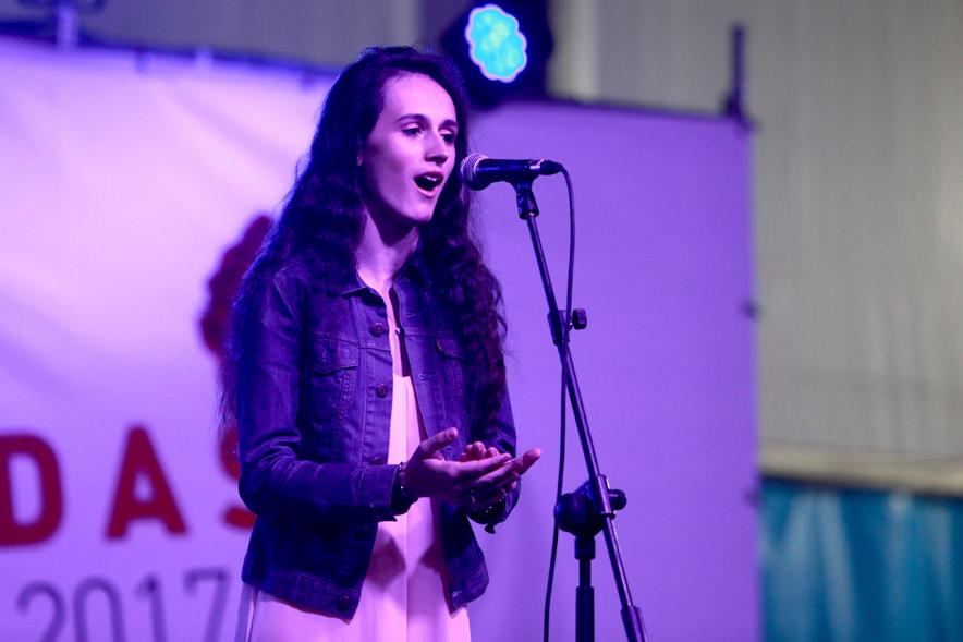 La cantante lírica Laura Redondo en plena actuación 