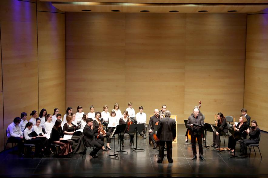 Concierto de Cantatas para el Tiempo de la Pasión - Imagen de la orquesta, el solista y el director.