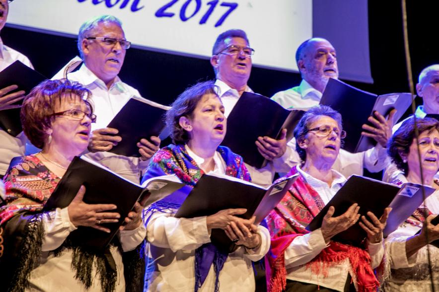Concierto de la Constitución de la Xuntanza de Galegos 2017 - Imagen de un momento de la actuación de la coral, ataviados con el traje regional gallego.