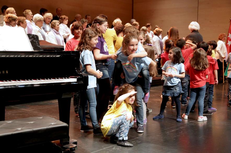 Concierto Intergeneracional en el Centro de Arte - Los niños en el escenario.