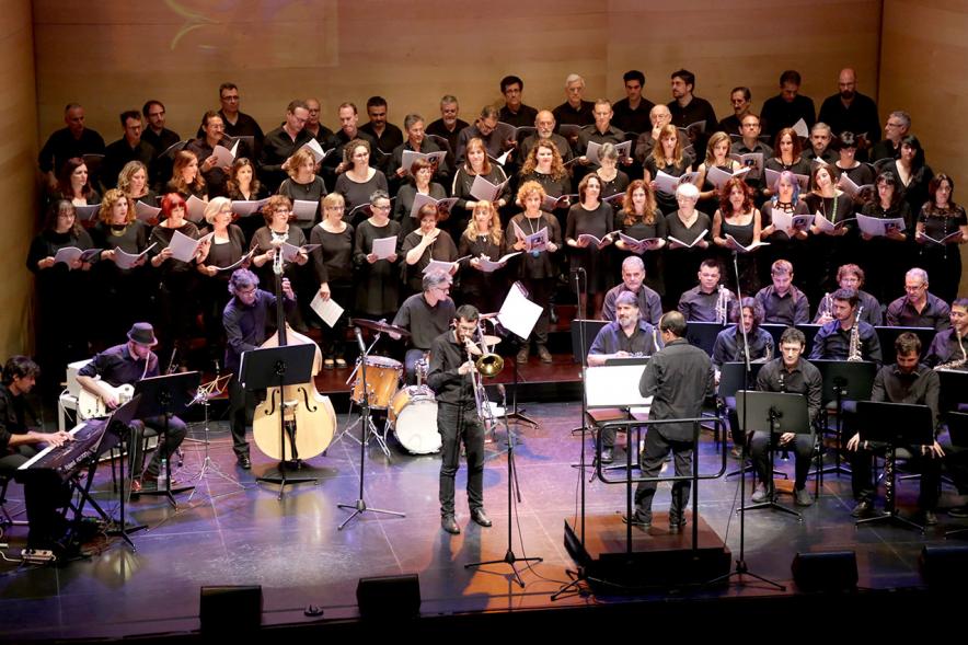Concierto a favor de los Refugiados - Imagen de un momento de la actuación de una coral y músicos.