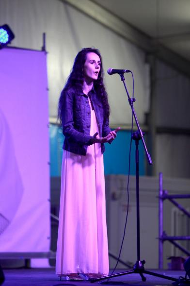 La cantante lírica Laura Redondo en plena actuación 