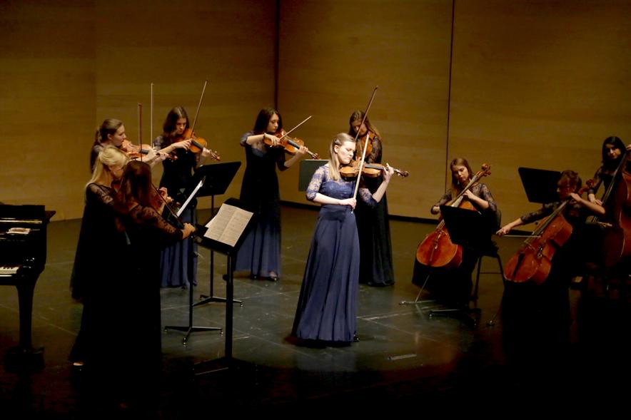 Concierto Orquesta de Mujeres -  Escenario iluminado con la orquesta.