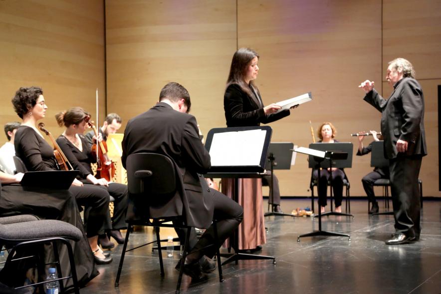 Concierto de Cantatas para el Tiempo de la Pasión - Plano principal de la solista y la orquesta.
