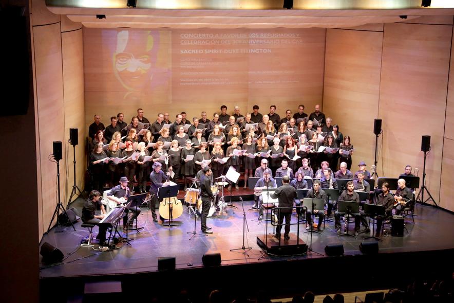 Concierto a favor de los Refugiados - Imagen de un momento de la actuación de una coral y músicos.