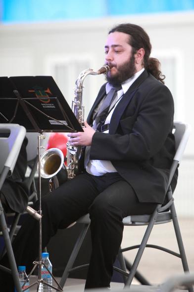 Músico tocando el Saxofón Tenor