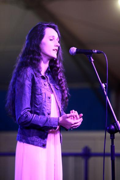 La cantante lírica Laura Redondo en plena actuación 