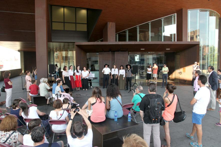 La Música Toma la Calle - Concierto en el Centro de Arte - Actuación con publico en la calle.