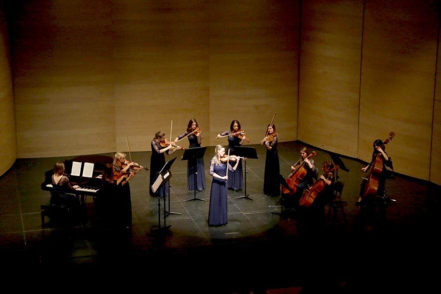 Concierto Orquesta de Mujeres -  Escenario iluminado con la orquesta.