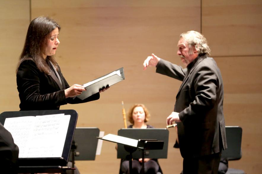 Concierto de Cantatas para el Tiempo de la Pasión - Primer plano de la solista y el director de la orquesta.