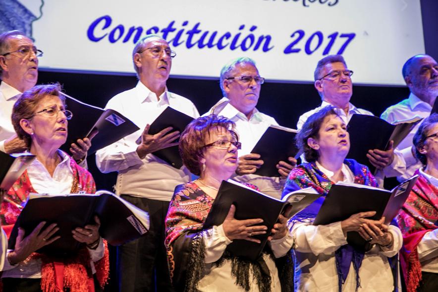 Concierto de la Constitución de la Xuntanza de Galegos 2017 - Imagen de un momento de la actuación de la coral, ataviados con el traje regional gallego.