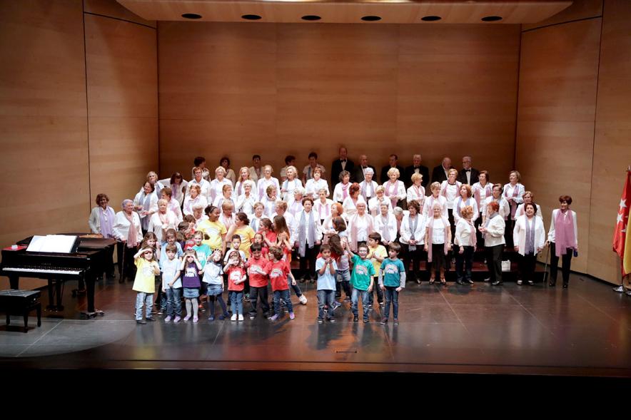 Concierto Intergeneracional en el Centro de Arte - Escenario con mayores y niños.