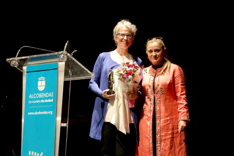 Entrega de ramo de flores y estatuilla a Sylvia Torán.