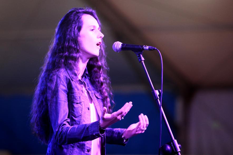 La cantante lírica Laura Redondo en plena actuación 