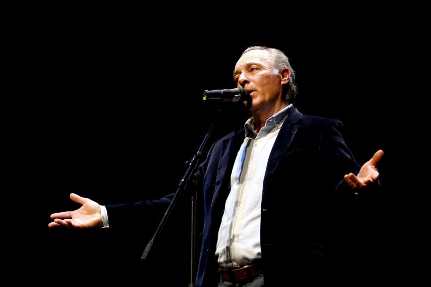 Plano medio de José Manuel Soto durante la actuación