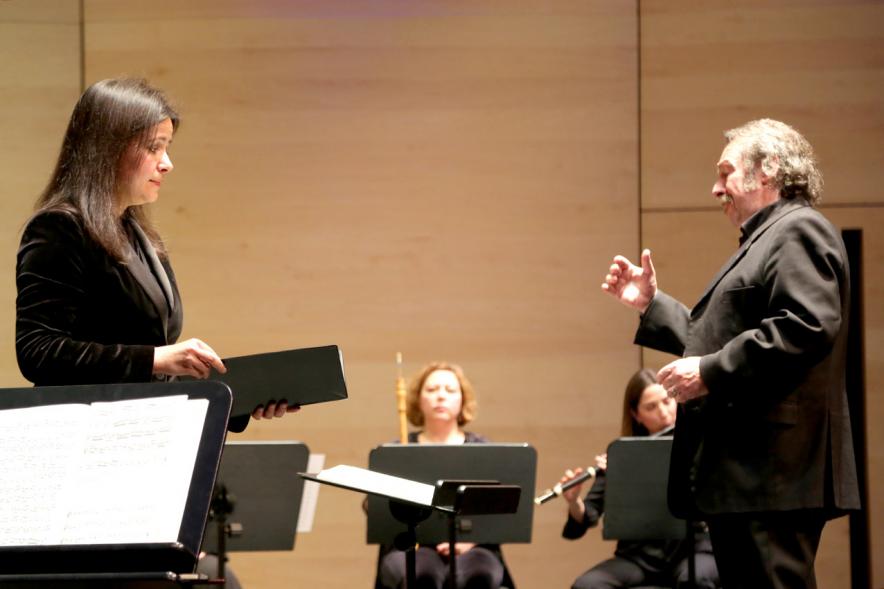 Concierto de Cantatas para el Tiempo de la Pasión - Primer plano de la solista y el director de la orquesta.