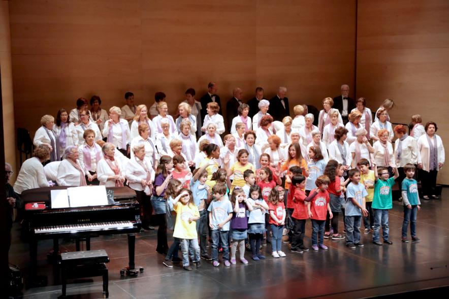 Concierto Intergeneracional en el Centro de Arte - Escenario con mayores y niños.