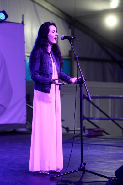 La cantante lírica Laura Redondo en plena actuación 