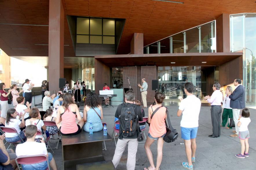 La Música Toma la Calle - Concierto en el Centro de Arte - Vista central del público.