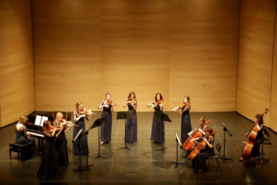 Concierto Orquesta de Mujeres -  Escenario iluminado con la orquesta.