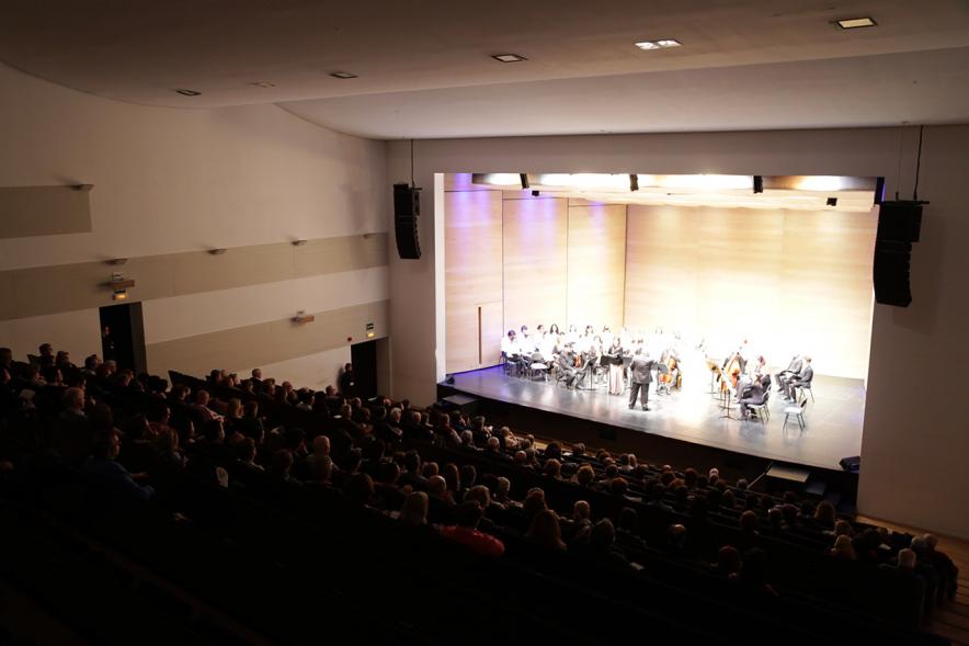 Concierto de Cantatas para el Tiempo de la Pasión - Plano cenital del auditorio y el escenario iluminado.