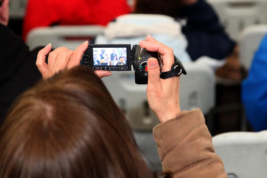 Asistente grabando en video el evento