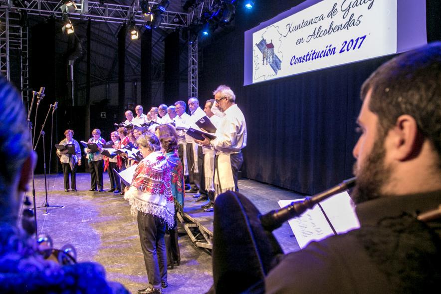 Concierto de la Constitución de la Xuntanza de Galegos 2017 - Imagen de un momento de la actuación de una coral y los músicos que la acompañan.