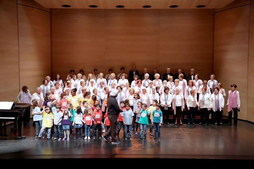 Concierto Intergeneracional en el Centro de Arte - Escenario con mayores y niños.