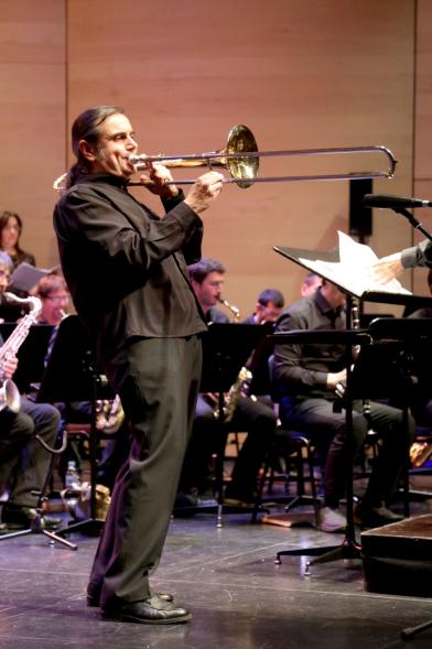 Concierto a favor de los Refugiados - Imagen primer plano de un músico que toca el trombón.